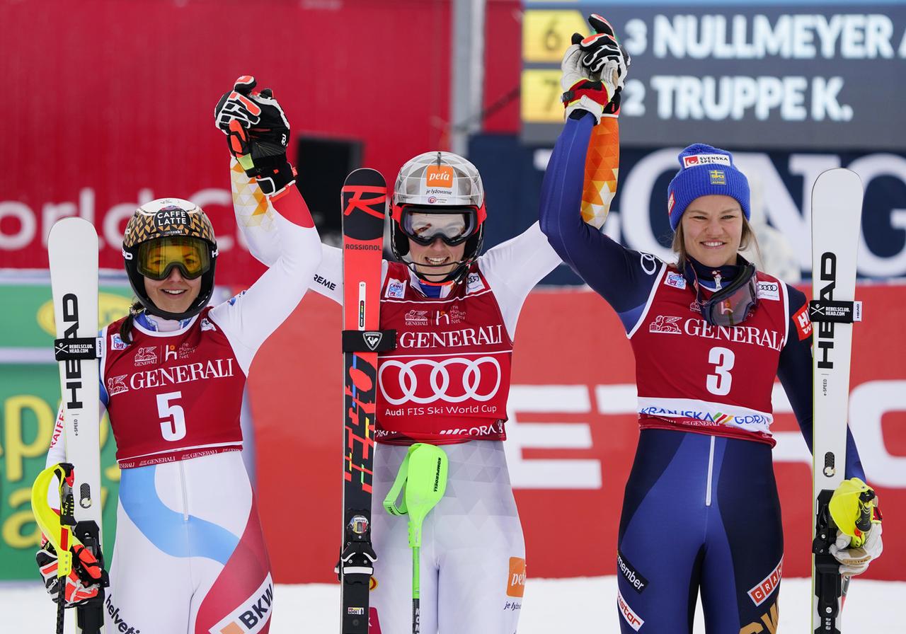 Petra Vlhova (au centre) a obtenu son 25e succès en Coupe du monde. [Keystone - Pier Marco Tacca]