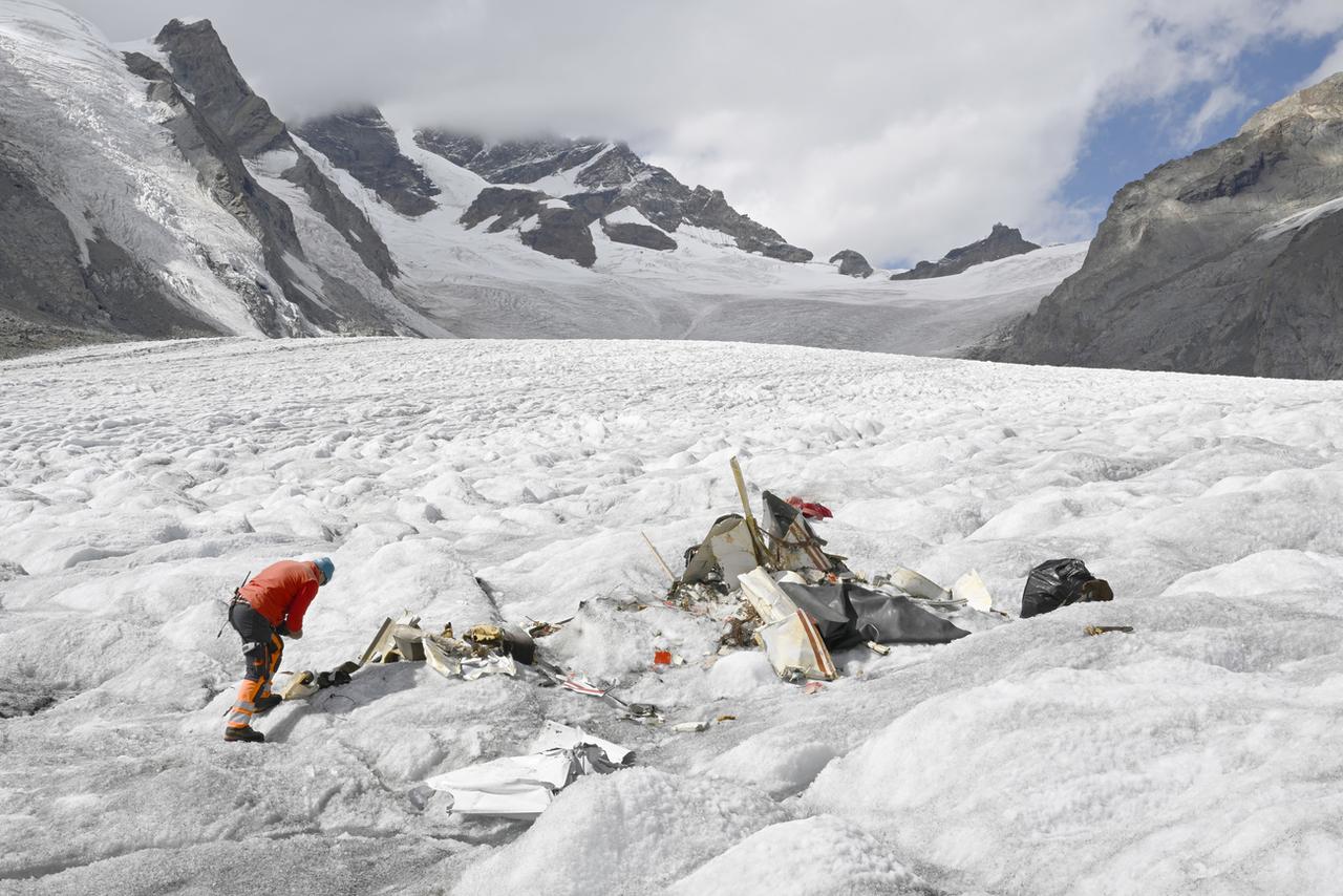 La fonte des glaces particulièrement importante cet été a révélé l'avion écrasé en 1968 sur le glacier d'Aletsch. [KEYSTONE - Anthony Anex]