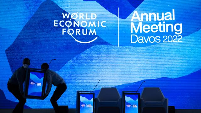 Des ouvriers préparent le terrain avant la réunion annuelle du Forum économique mondial, le dimanche 22 mai 2022 à Davos, Suisse. [KEYSTONE - Gian Ehrenzeller]