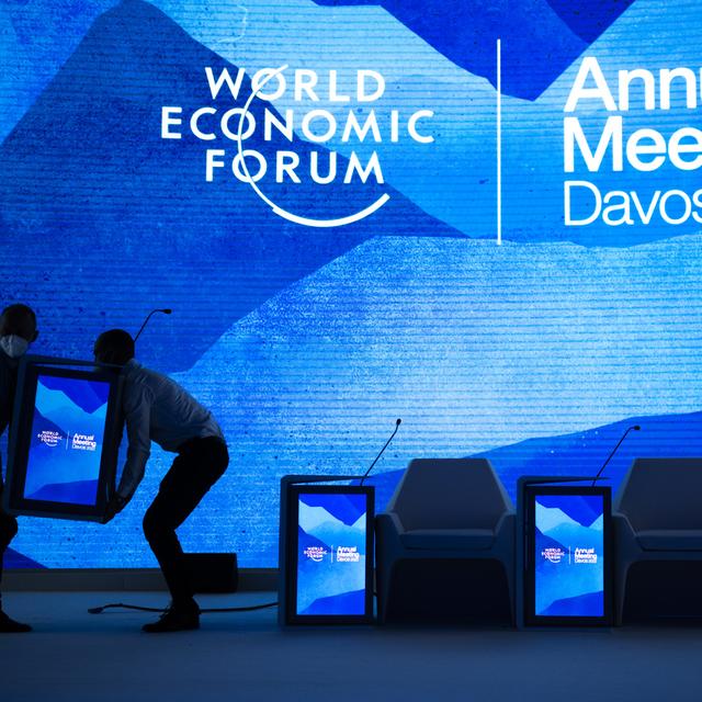 Des ouvriers préparent le terrain avant la réunion annuelle du Forum économique mondial, le dimanche 22 mai 2022 à Davos, Suisse. [KEYSTONE - Gian Ehrenzeller]