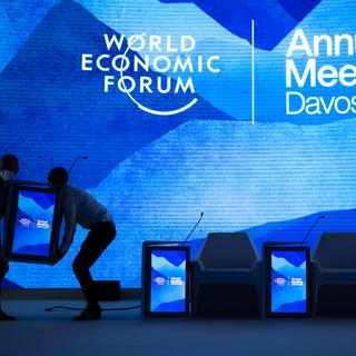 Des ouvriers préparent le terrain avant la réunion annuelle du Forum économique mondial, le dimanche 22 mai 2022 à Davos, Suisse. [KEYSTONE - Gian Ehrenzeller]