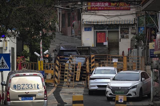 Certains quartiers de la mégalopole de Shenzhen ont été barricadés. [Keystone]