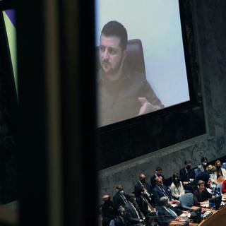 Le président ukrainien Volodymyr Zelensky a exhorté mardi l'ONU à agir "immédiatement" face aux "crimes de guerre" commis selon lui par la Russie dans son pays. Faute de quoi les Nations unies n'auront qu'à "simplement fermer". [GETTY IMAGES VIA AFP - SPENCER PLATT]
