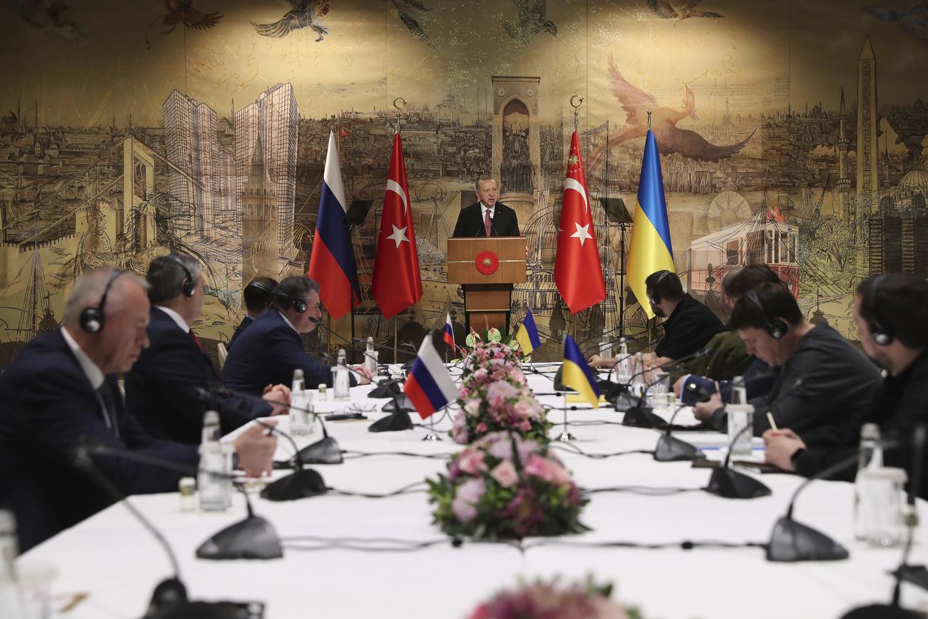 Le président Recep Tayyip Erdogan à l'ouverture des négociations entre Russie et Ukraine, le 29 mars 2022 à Istanbul. [AP/Keystone - Présidence turque]