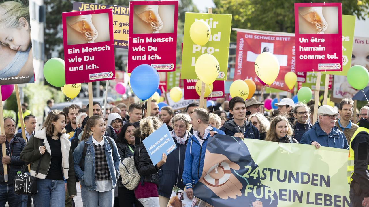 Des opposants à l'avortement manifestent lors d'une "Marche pour la vie" à Zurich-Oerlikon, samedi 17 septembre 2022. [KEYSTONE - Ennio Leanza]