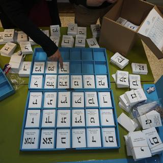 Les bulletins de vote pour les élections législatives en Israël. [Keystone - AP Photo/Tsafrir Abayov]