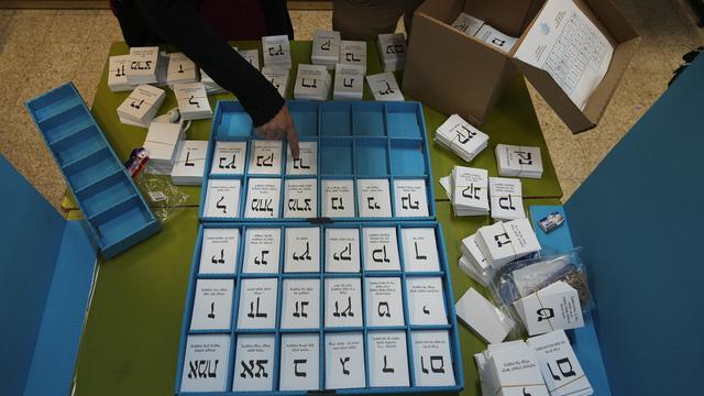 Les bulletins de vote pour les élections législatives en Israël. [Keystone - AP Photo/Tsafrir Abayov]