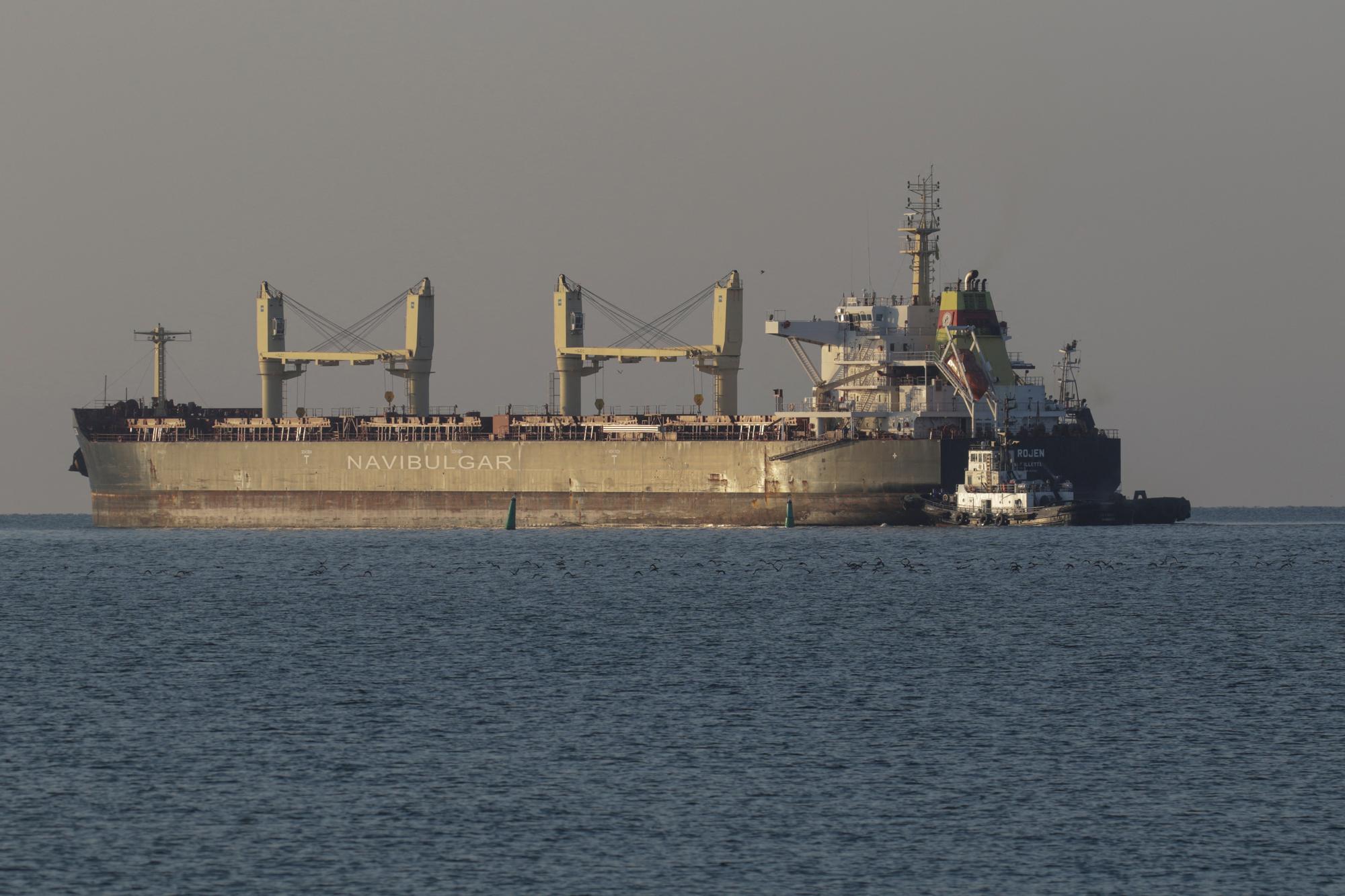 Le vraquier Rojen quitte le port maritime de Chornomorsk après avoir fait le plein de céréales, le 5 août 2022. [Reuters - Serhii Smolientsev]