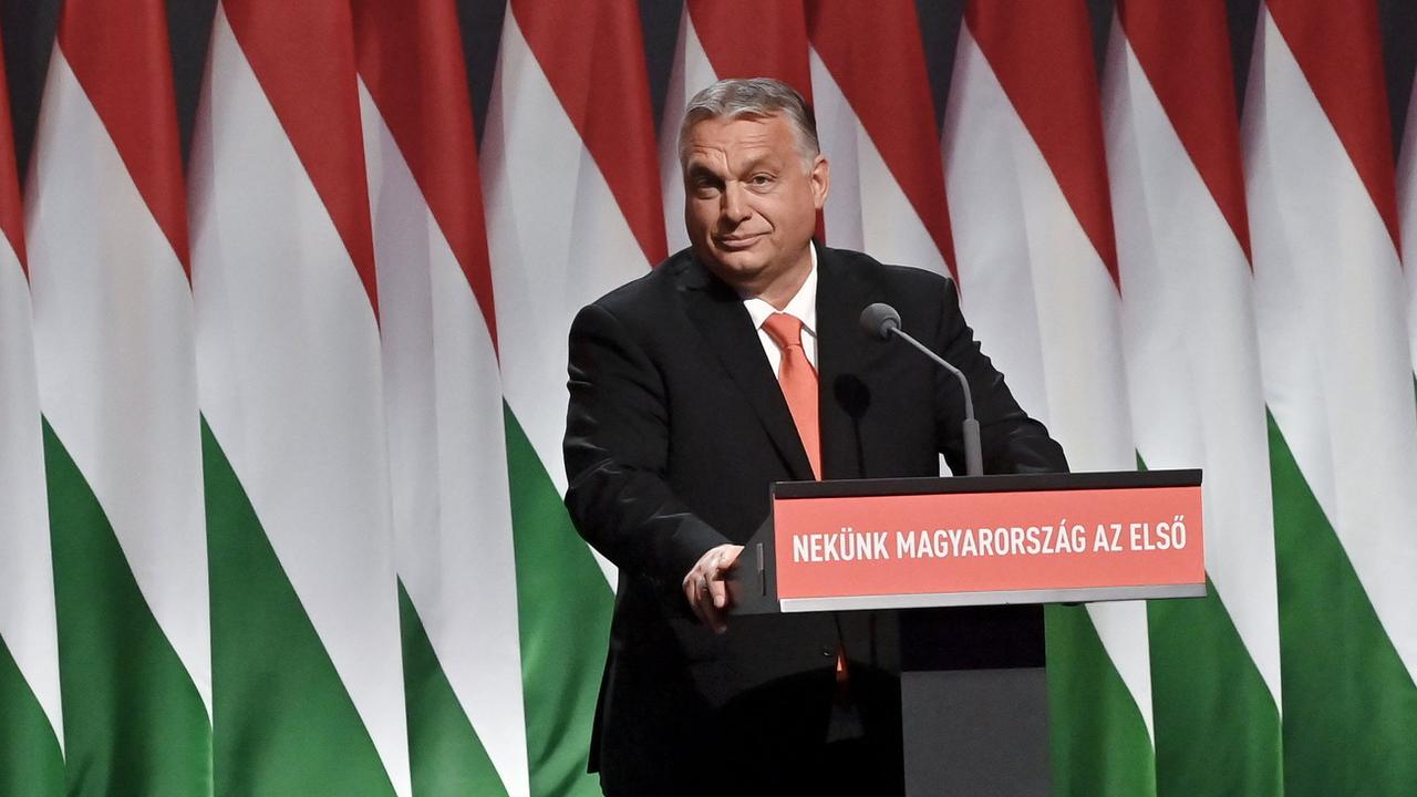 Aux prises avec l'inflation, la Hongrie de Viktor Orban bloque les prix de certaines denrées alimentaires. [Keystone - Szilard Koszticsak/MTI via AP]
