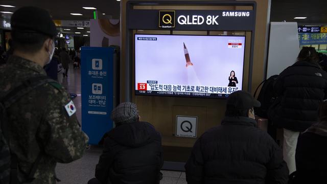 Des personnes regardent les nouvelles dans une gare à Séoul en Corée du Sud. [EPA - Jeon Heon-Kyun]