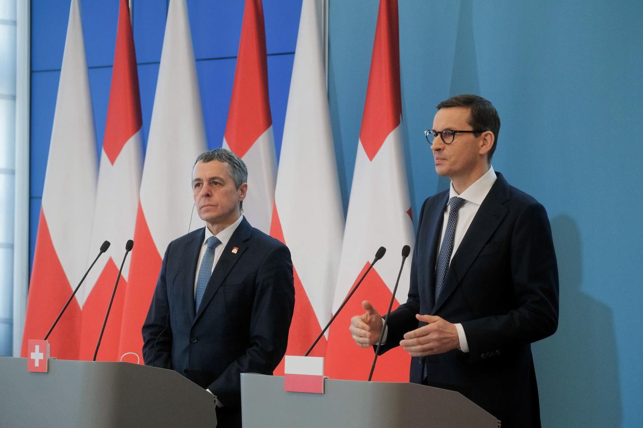 Le conseiller fédéral Ignazio Cassis et le Premier ministre polonais Mateusz Morawiecki  assistent à une conférence de presse à Varsovie, le 21 mars 2022 [EPA - Mateusz Marek]