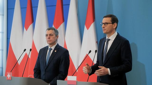 Le conseiller fédéral Ignazio Cassis et le Premier ministre polonais Mateusz Morawiecki  assistent à une conférence de presse à Varsovie, le 21 mars 2022 [EPA - Mateusz Marek]