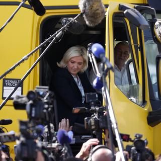 Marine Le Pen, candidate du Rassemblement national (RN), parti d'extrême droite français, sort d'un camion lors d'une visite au restaurant Truck stop à Roye, dans le nord de la France, le 21 avril 2022. [EPA/KEYSTONE - Ian Langsdon]