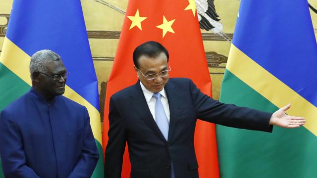 Le Premier ministre des îles Salomon Manasseh Sogavare accueilli par le Premier ministre chinois Li Keqiang à Pékin en octobre 2019. [Keystone/Pool Photo via AP - Thomas Peter]