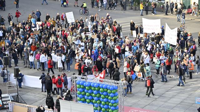 Plusieurs centaines d'employés du domaine de la santé ont manifesté samedi à Berne. [Keystone - Peter Schneider]