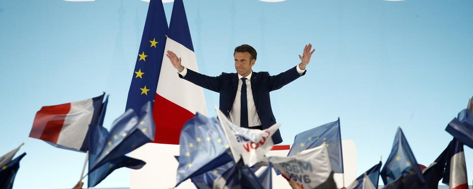 Le président Emmanuel Macron photographié le 10 avril 2022 à  Paris, à l'issue du premier tour de la présidentielle française. [Keystone - YOAN VALAT]