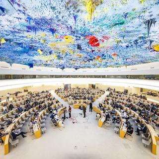 Des délégués assistent à la journée d'ouverture de la 50e session du Conseil des droits de l'Homme, au siège européen des Nations Unies à Genève, lundi 13 juin 2022. [KEYSTONE - Valentin Flauraud]