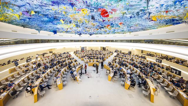 Des délégués assistent à la journée d'ouverture de la 50e session du Conseil des droits de l'Homme, au siège européen des Nations Unies à Genève, lundi 13 juin 2022. [KEYSTONE - Valentin Flauraud]