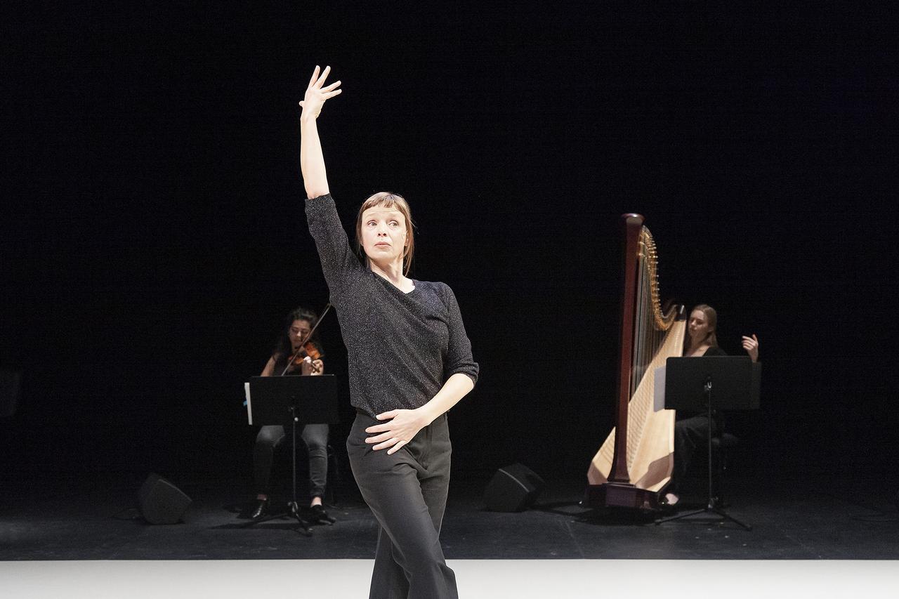 Une photo du spectacle "Giselle..." avec Samantha van Wissen. [Vidy-Lausanne - Dorothée Thébert Filliger]