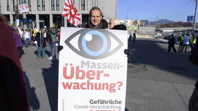 L'ancien coprésident des Amis de la Constitution Werner Boxler lors d'une manif pendant la pandémie. [Keystone - Anthony Anex]