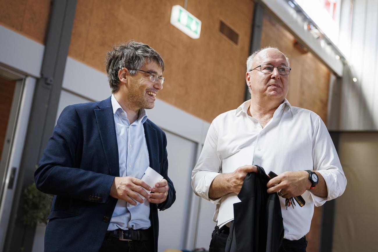 Roger Nordmann et Pierre-Yves Maillard au Congrès du Parti socialiste vaudois à Payerne. [Keystone - Valentin Flauraud]