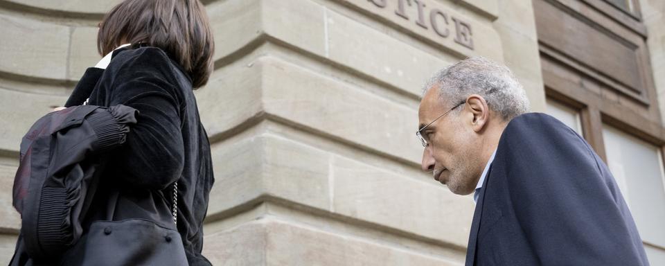 L'islamologue Tariq Ramadan arrive au Palais de justice de Genève pour l'ouverture du procès contre un journaliste. [Keystone - Martial Trezzini]