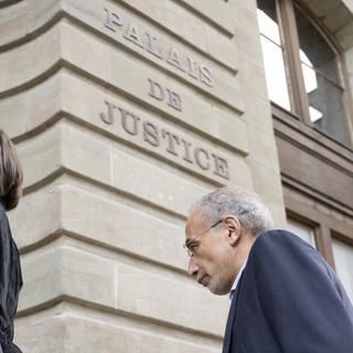 L'islamologue Tariq Ramadan arrive au Palais de justice de Genève pour l'ouverture du procès contre un journaliste. [Keystone - Martial Trezzini]