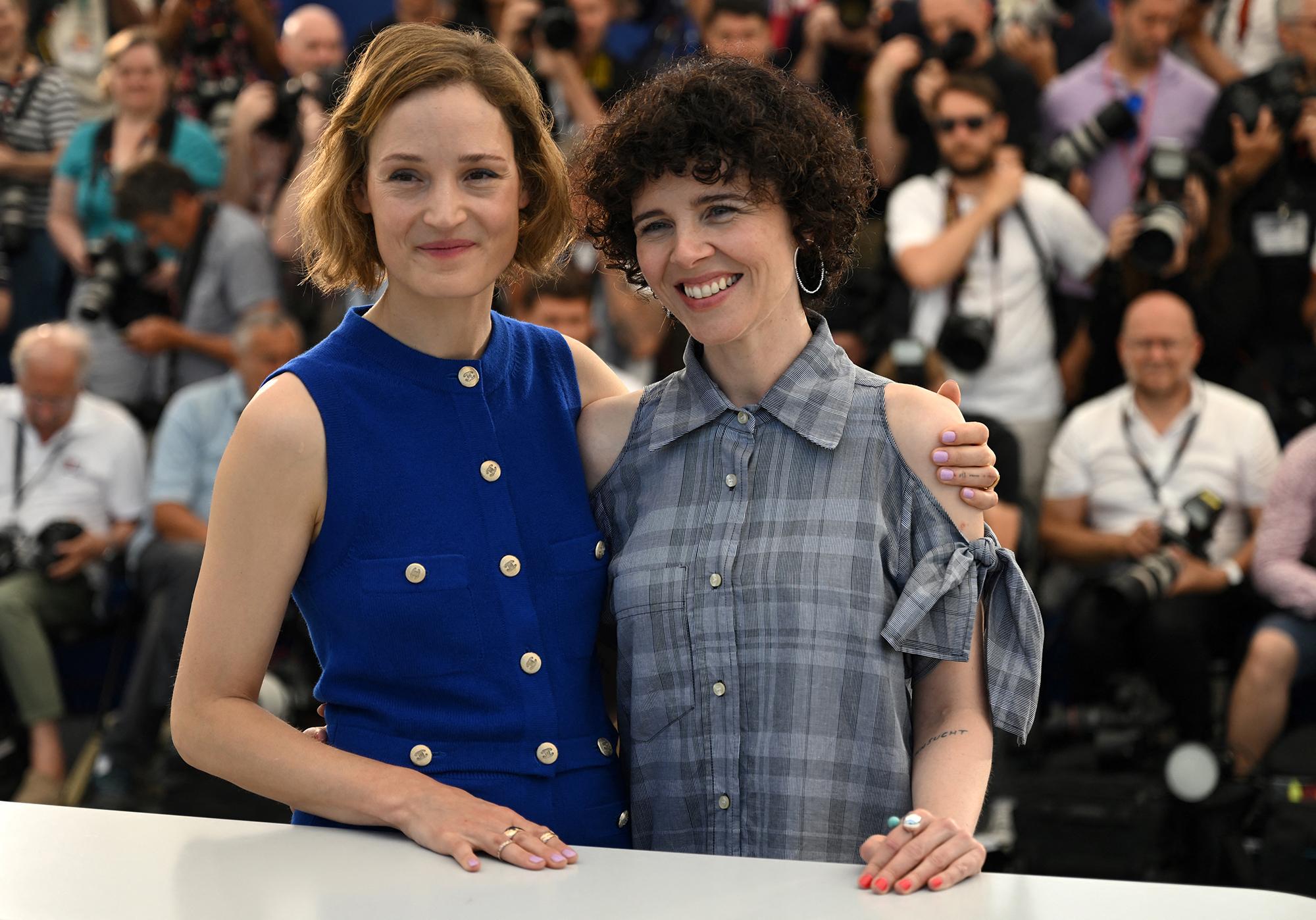 L'actrice Vicky Krieps et la réalisatrice Marie Kreutzer présentent le film "Corsage" au Festival de Cannes. [AFP - Christophe Simon]