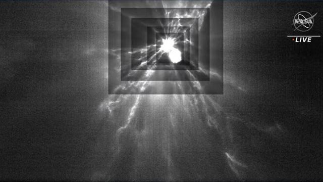 Le contraste a été augmenté dans les différents rectangles afin de mieux percevoir l'impact de DART sur Dimorphos. [NASA/ISA]