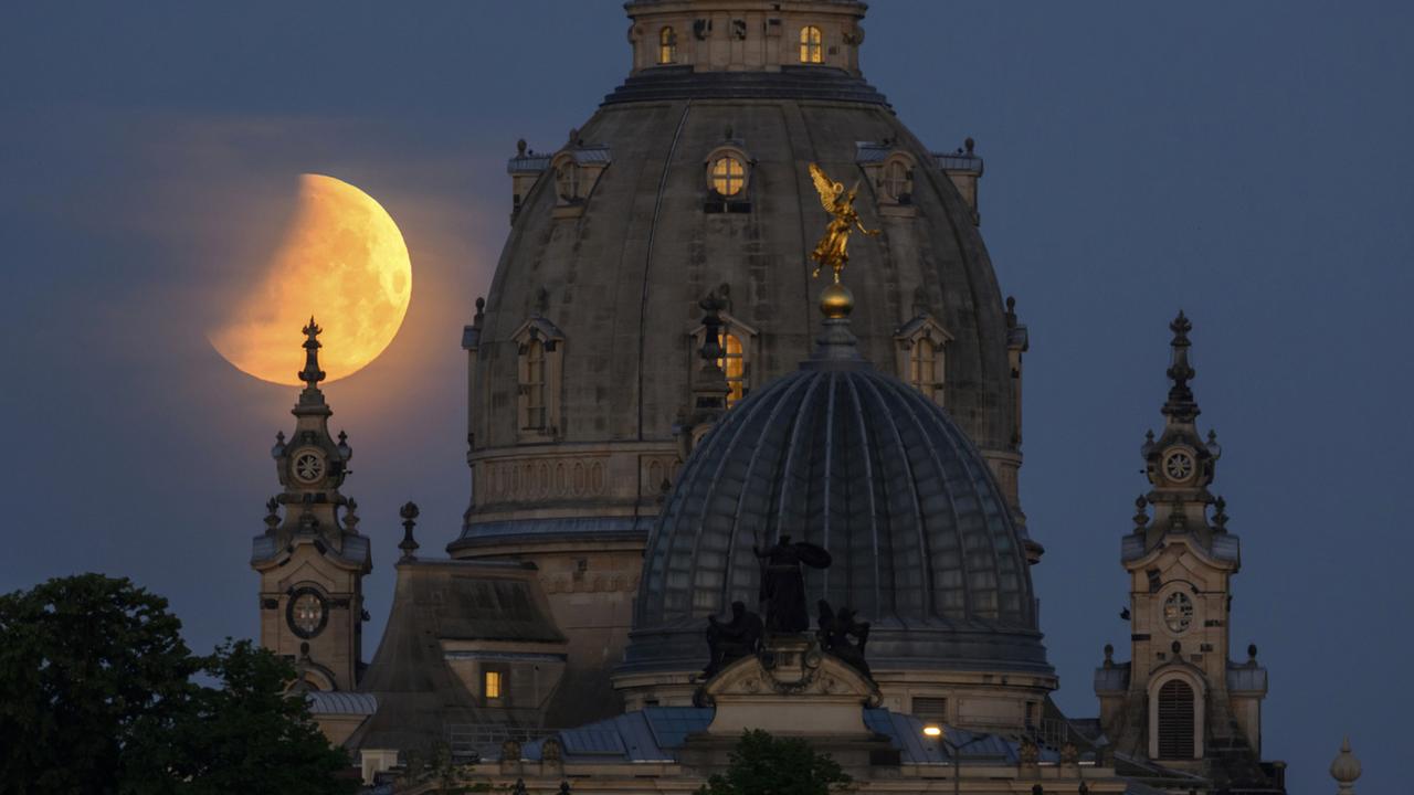 La lune rouge depuis Dresde en Allemagne. [Keystone - Robert Michael]
