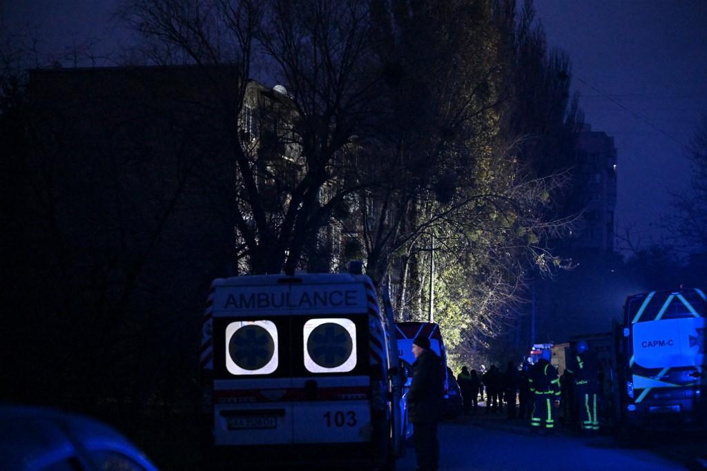 Pompiers en action dans un quartier de Kiev plongé dans la pénombre, 15.11.2022. [AFP - Sergei Supinsky]