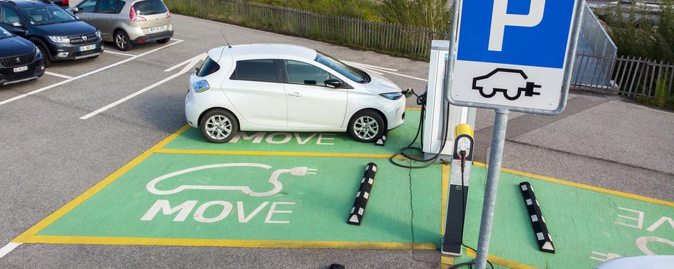 Des voitures électriques sur des bornes de recharge à Bernex. [Keystone - Salvatore Di Nolfi]