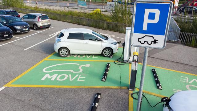 Des voitures électriques sur des bornes de recharge à Bernex. [Keystone - Salvatore Di Nolfi]