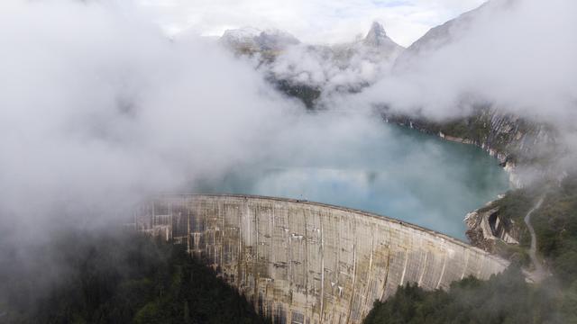 Blick auf die Staumauer der Kraftwerke Zervreila, aufgenommen am Dienstag, 1. September 2020, in Vals. [Keystone - GIan Ehrenzeller]