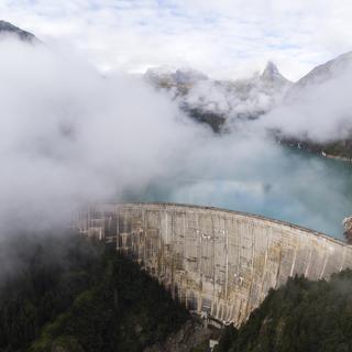 Blick auf die Staumauer der Kraftwerke Zervreila, aufgenommen am Dienstag, 1. September 2020, in Vals. [Keystone - GIan Ehrenzeller]