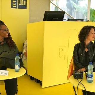 Les auteures Léonora Miano et Muriel Barbery pendant l'émission "Vertigo" le 2 septembre 2022 au Livre sur les quais à Morges (VD) [RTS - Maryline Regard]