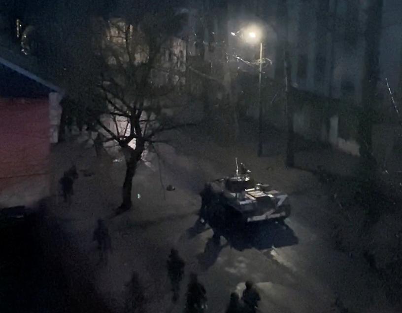 Un tank dans la ville de Kherson. [Reuters]