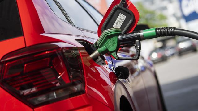 Monsieur Prix va examiner la hausse massive des prix de l'essence et du diesel. [Keystone/DPA - Christophe Gateau]