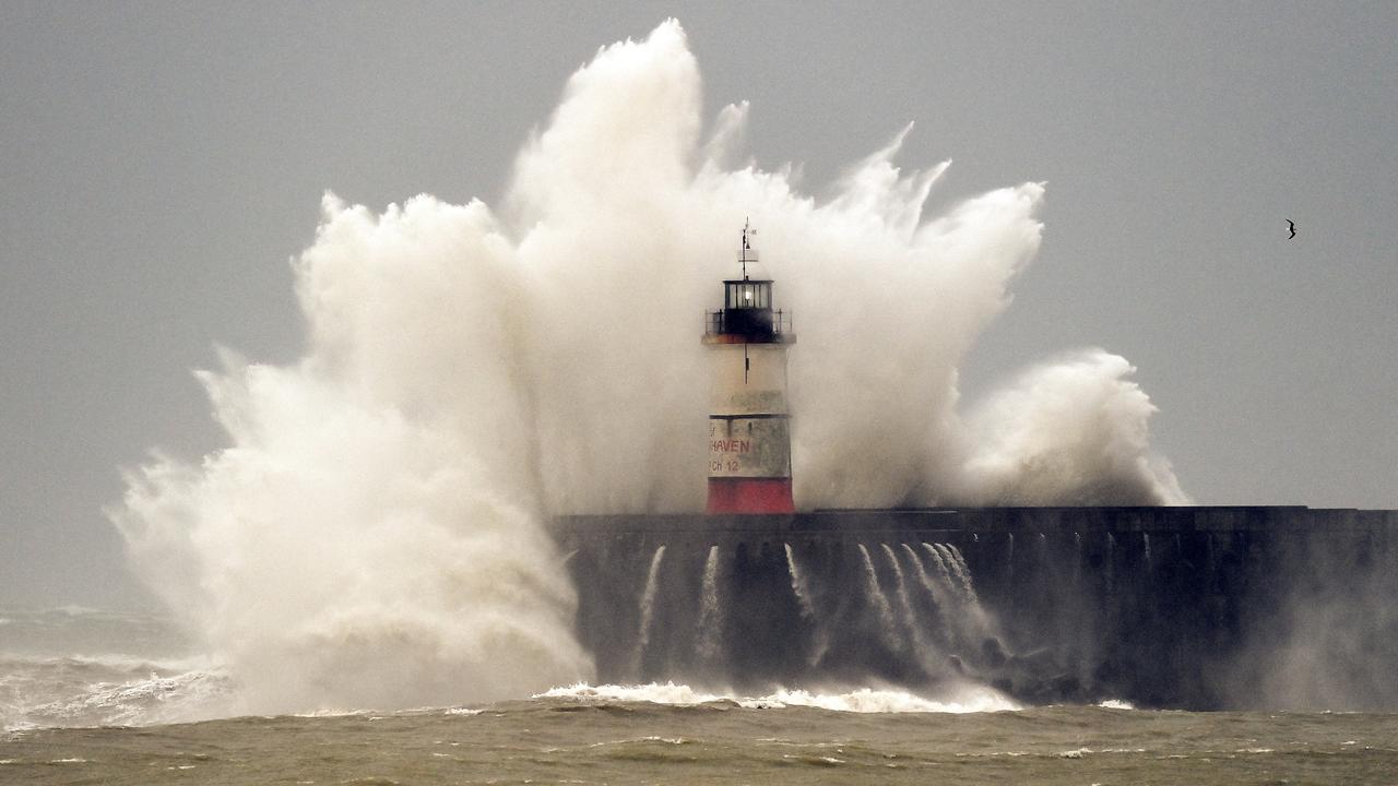 Les vagues s'abattent sur le phare de Newhaven, au sud de l'Angleterre. [AFP - Glyn Kirk]