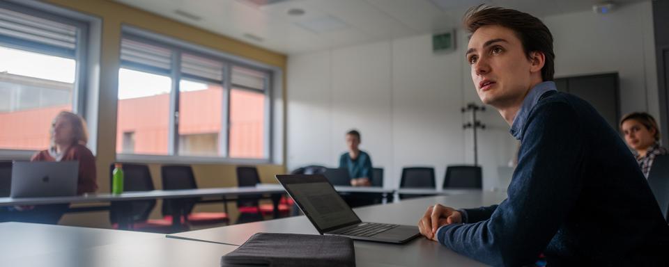 Romain Meyer écoute ses collègues en visioconférence. Observatoire de Genève, le 17 novembre 2022. [RTS - Stéphanie Jaquet]