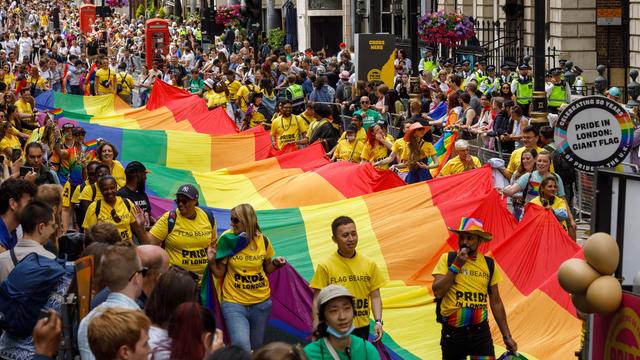 Des participants à la grande Marche des Fiertés à Londres, célébrant le 50ème anniversaire de la manifestation pour les droits des personnes LGBT+, le 2 juillet 2022. [EPA/Keystone - Tim Ireland]