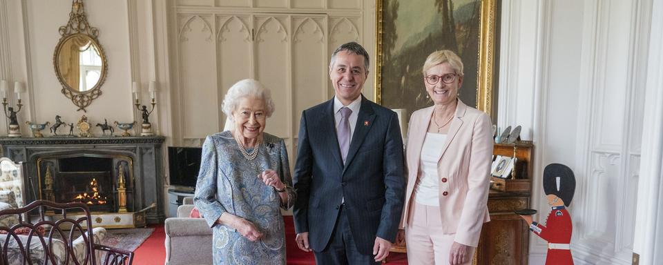 Ignazio Cassis avec sa femme, Paola Cassis, et la reine Elizabeth II. [AP/Keystone - Dominic Lipinski]