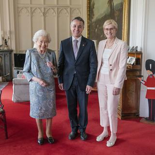 Ignazio Cassis avec sa femme, Paola Cassis, et la reine Elizabeth II. [AP/Keystone - Dominic Lipinski]