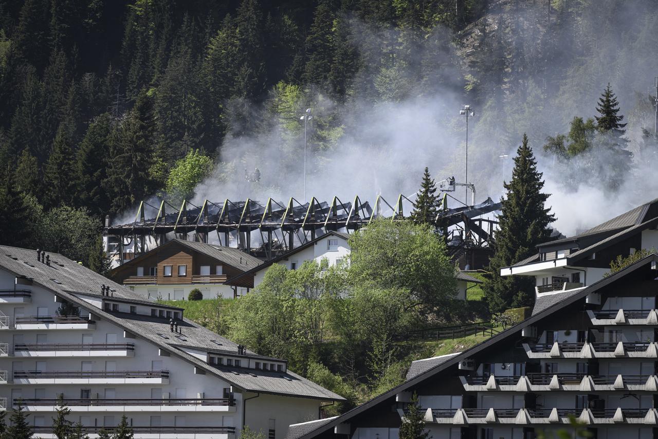 Une structure pour colonies de vacances a été ravagée par les flammes le 11 mai 2022 à Torgon (VS). [Keystone - Gabriel Monnet]