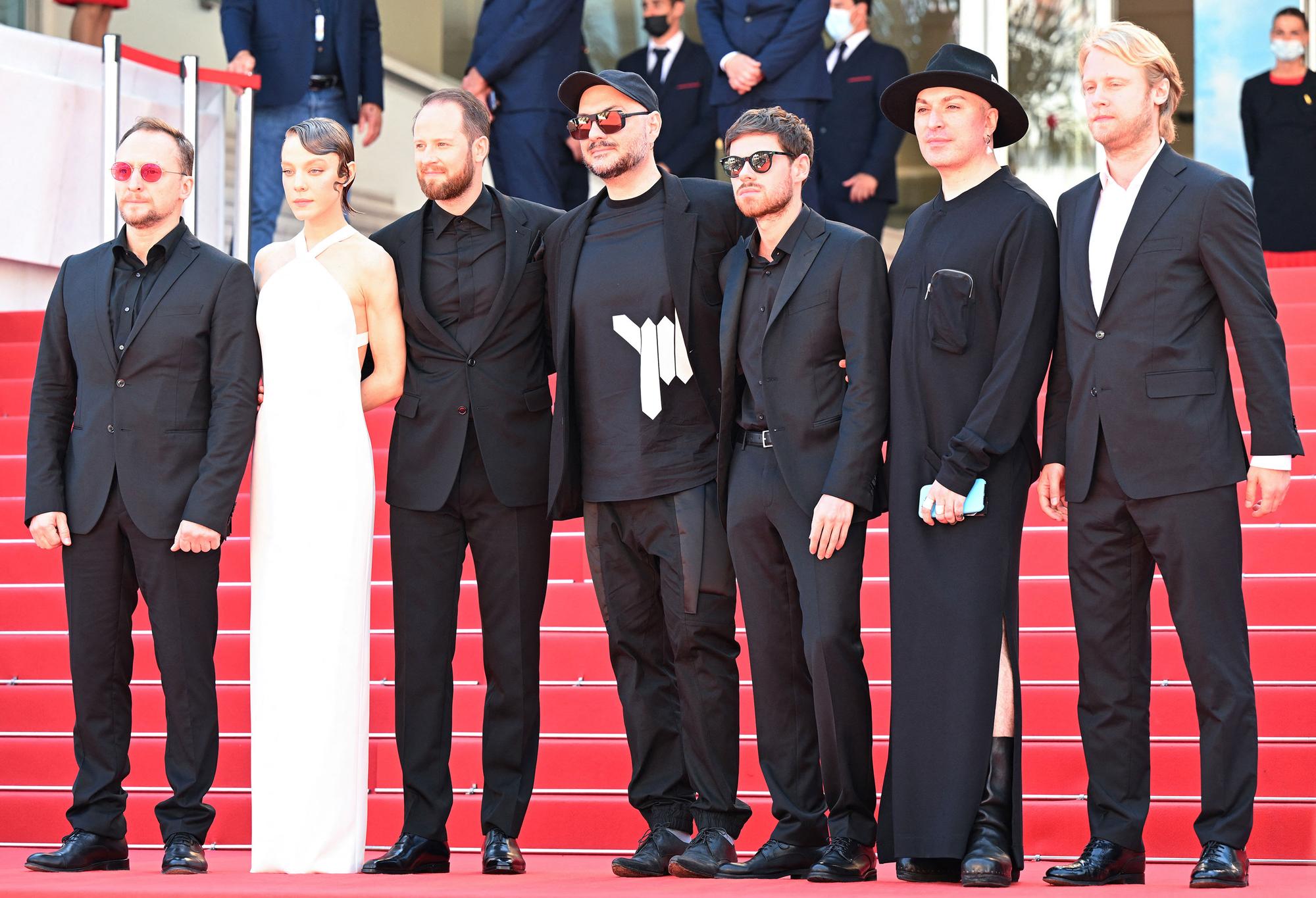 Le réalisateur russe Kirill Serebrennikov (au centre) entouré de l'équipe de son film "La femme de Tchaïkovski" sur le tapis de rouge du Festival de Cannes le 18 mai 2022. [AFP - Stefano Rellandini]