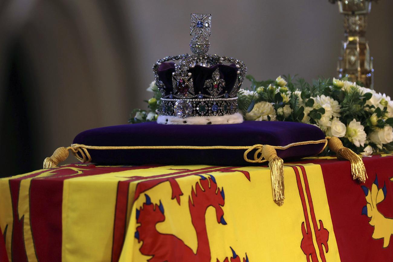 La couronne d'Etat impériale, portée par Elizabeth II lors de son couronnement, est ornée de plus de 2800 diamants. [Keystone - Dan Kitwood]