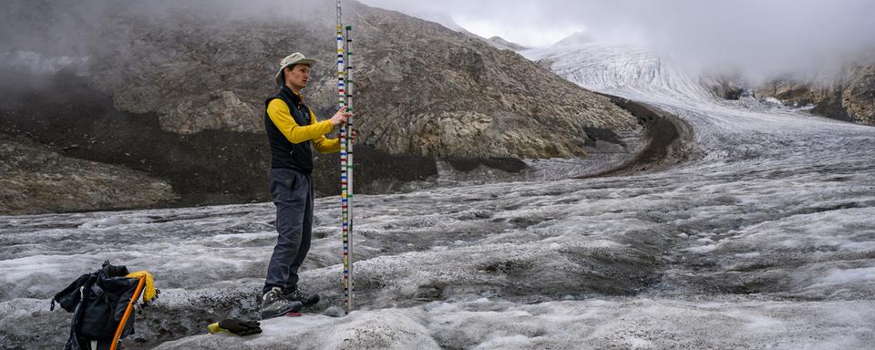 Matthias Huss, directeur de GLAMOS, sur le glacier de Gries. [Keystone - Jean-Christophe Bott]