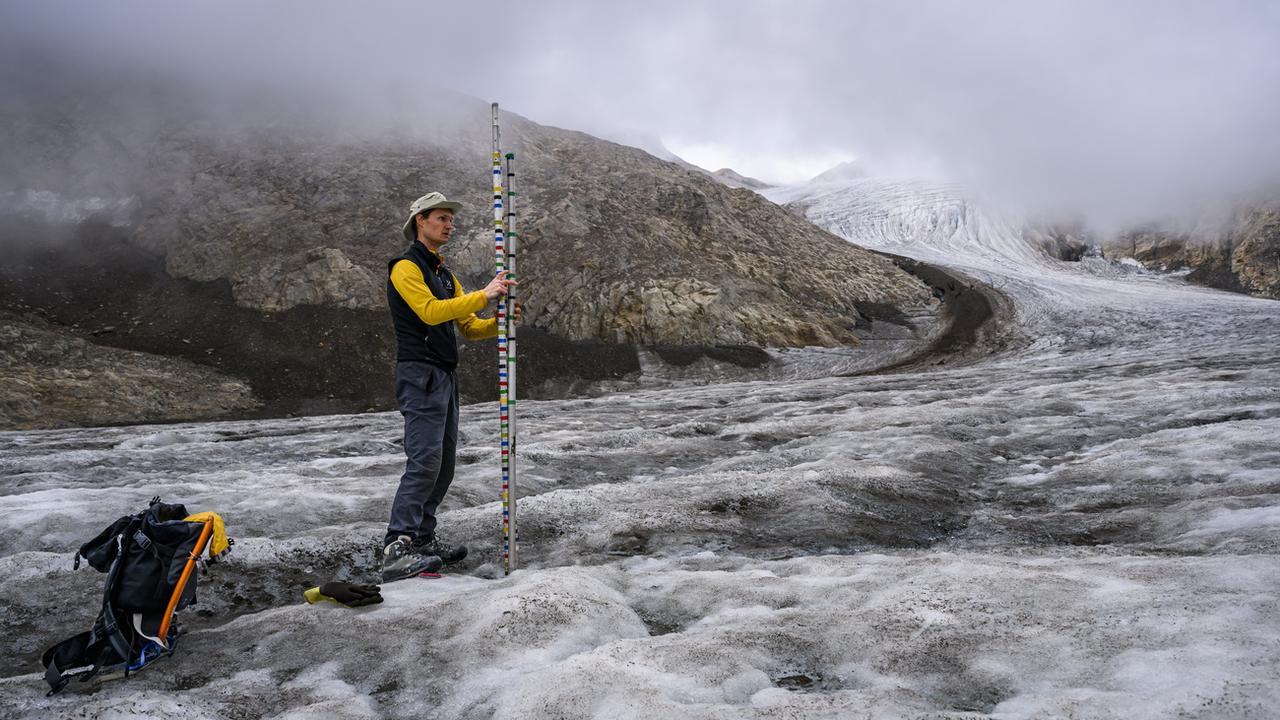 Matthias Huss, directeur de GLAMOS, sur le glacier de Gries. [Keystone - Jean-Christophe Bott]