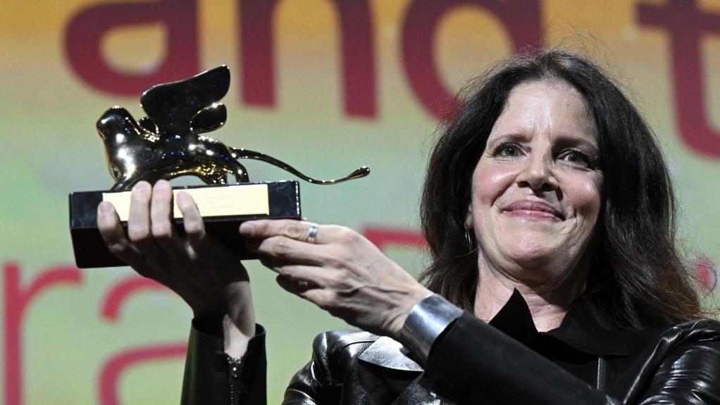 La réalisatrice Laura Poitras a reçu le Lion d'Or de la 79e Mostra de Venise. [AFP - Tiziana Fabi]
