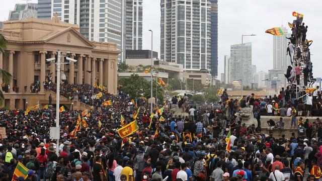 De nombreux manifestants ont pénétré dans le palais présidentiel à Colombo, un bâtiment datant de l'époque coloniale, situé en bord de mer et symbole du pouvoir au Sri Lanka. [Keystone - EPA/CHAMILA KARUNARATHNE]